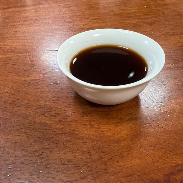璟達茶業的大葉芽散酒紅色茶湯，為普洱茶熟茶的成熟色澤。